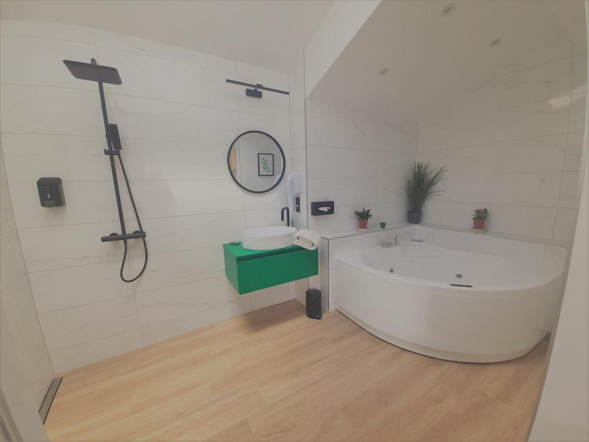 Logis Hotel La Chaize นัวร์มูติเย-ออง-ลิล ภายนอก รูปภาพ